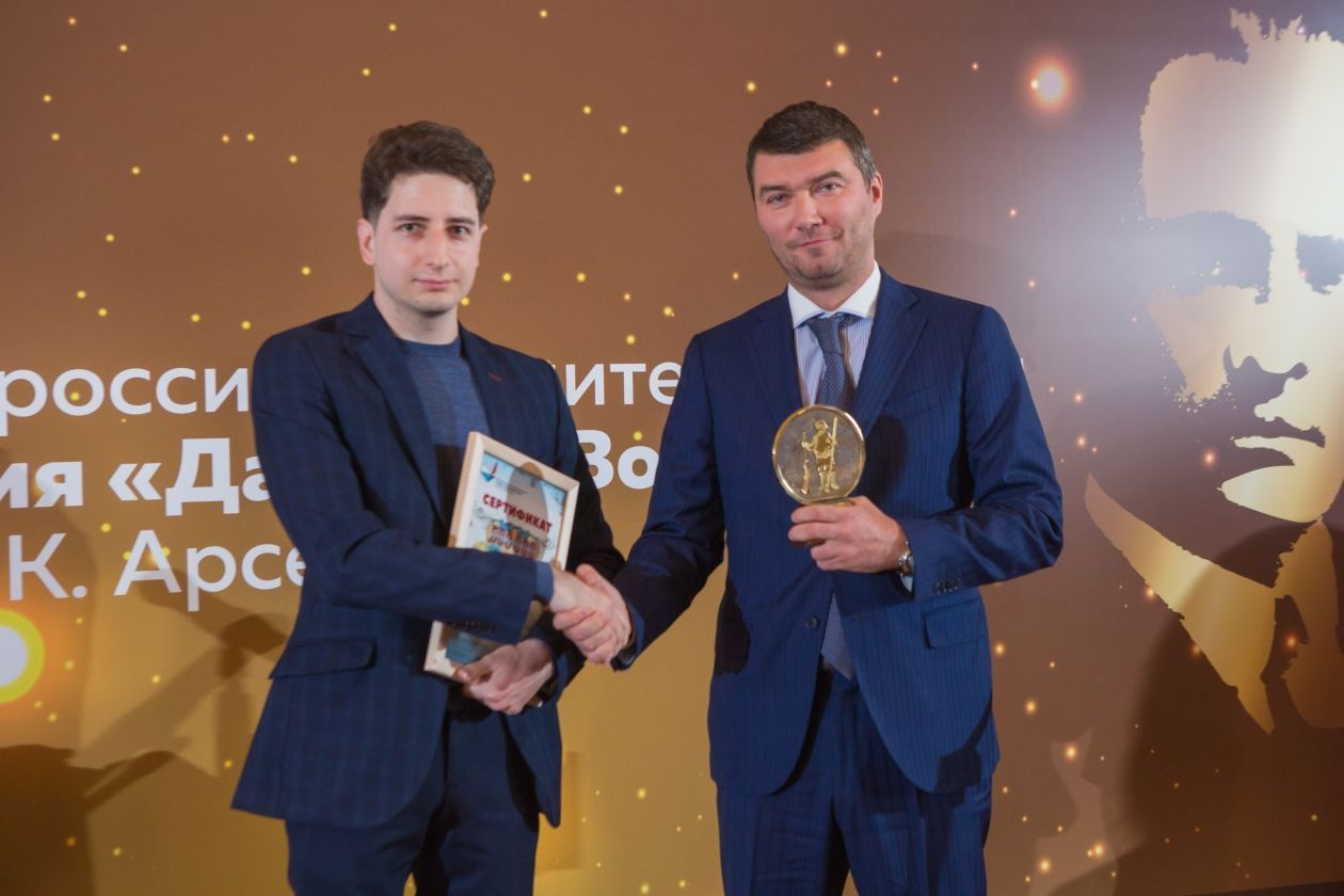 Алексей Наздратенко вручает Премию Никите Воробьеву. Фото: ИА PrimaMedia