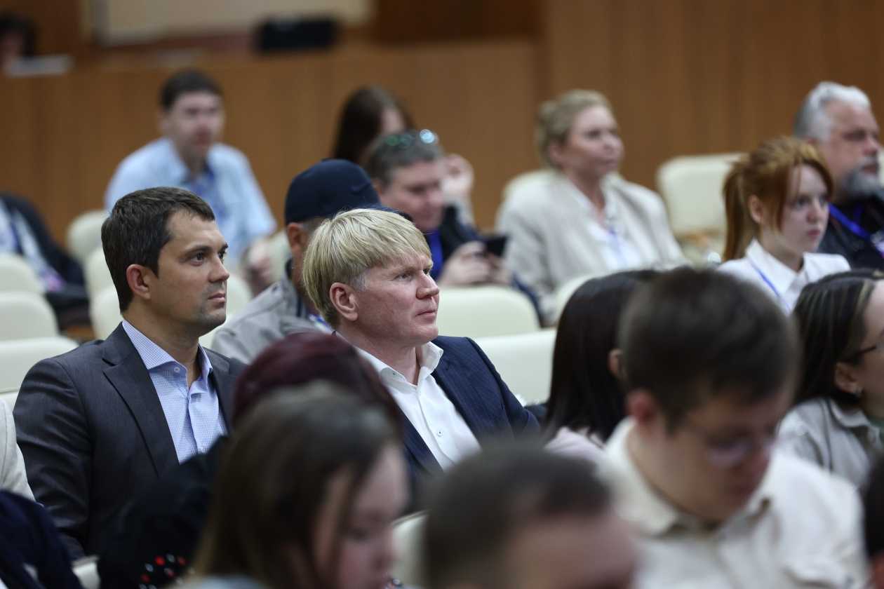 Секция Что выбирает литературный мир: классическую печатную книгу или электронный формат. Фото: Аверьянов Илья, ИА PrimaMedia